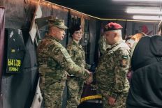 ​Головнокомандувач Збройних Сил України генерал Олександр Сирський нагородив десантника з Житомирщини