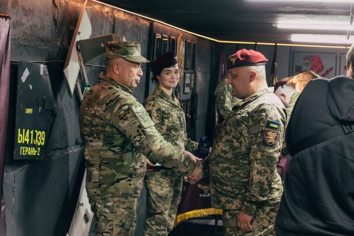 ​Головнокомандувач Збройних Сил України генерал Олександр Сирський нагородив десантника з Житомирщини
