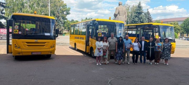 ​Громади Житомирщини отримали нові шкільні автобуси, а освітяни – додаткове фінансування від Уряду